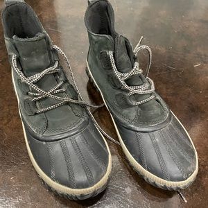 Sorel out n about boots.  Black.